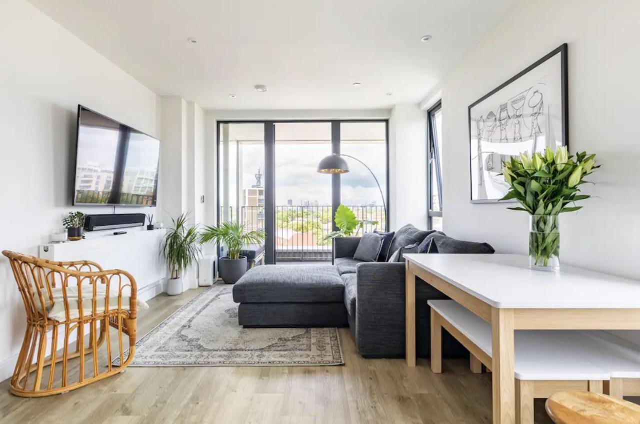 Modern 1 Bed L Views L Work Space