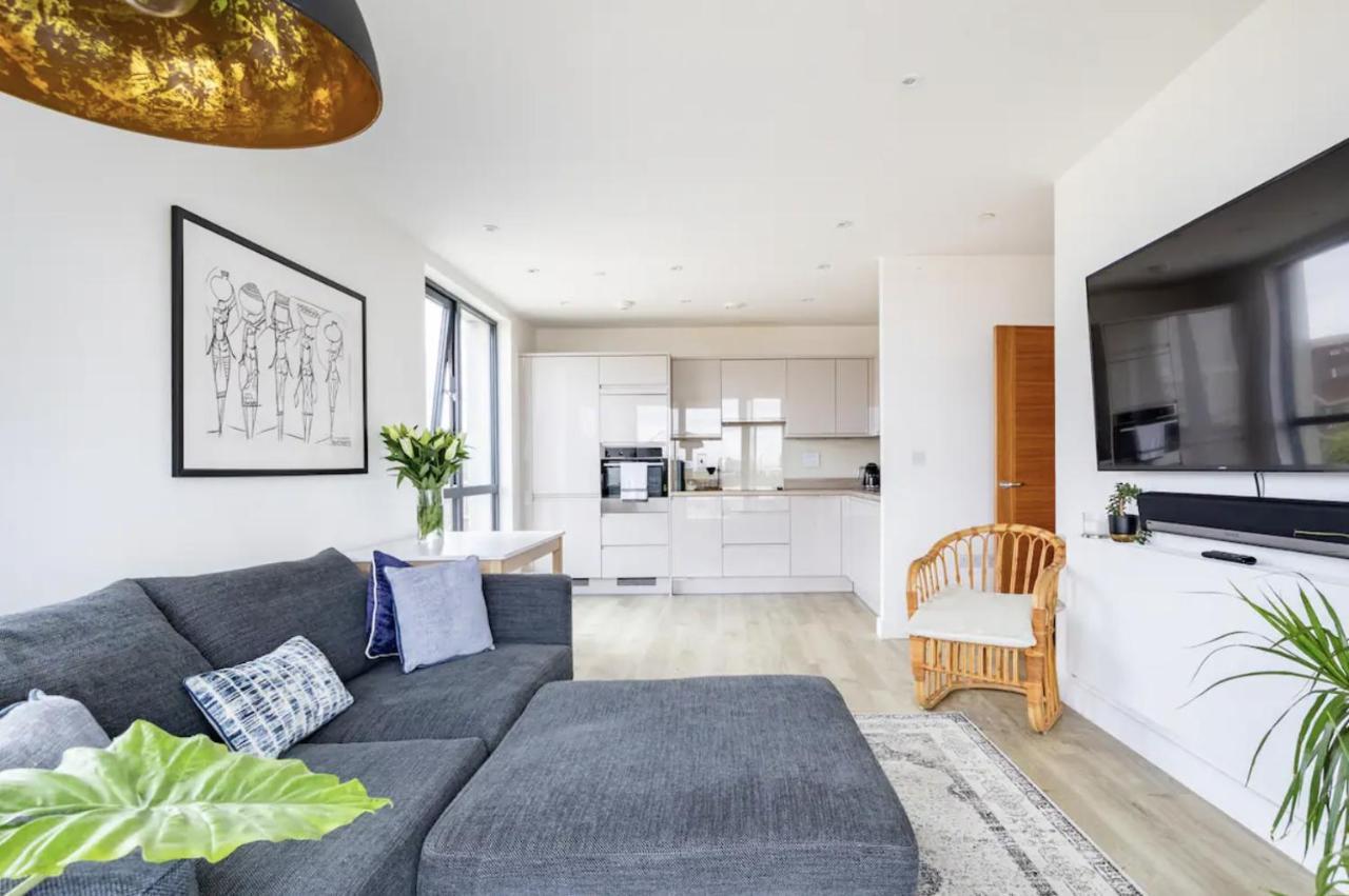 Modern 1 Bed L Views L Work Space *
