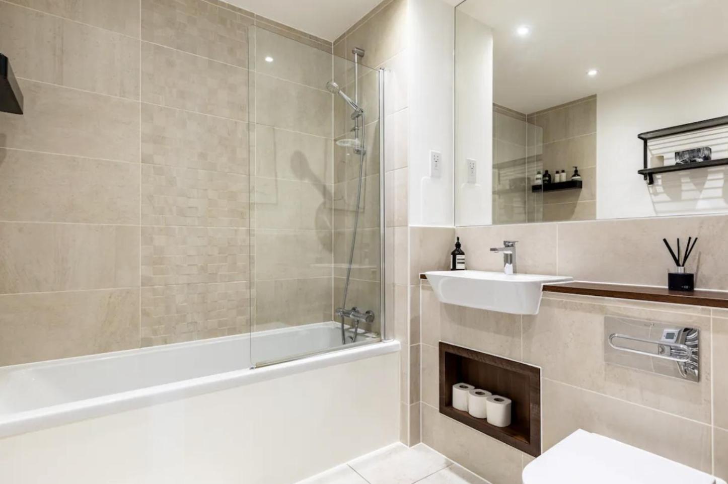 Modern 1 Bed L Views L Work Space * London